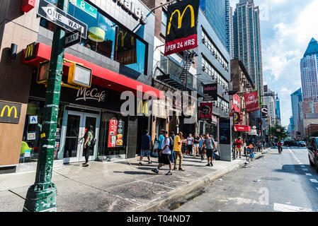 La ville de New York, USA - Le 28 juillet 2018 : Mc Donalds dans la 8e Avenue (8) avec les gens autour de l'Avenue à Manhattan, New York City, USA Banque D'Images