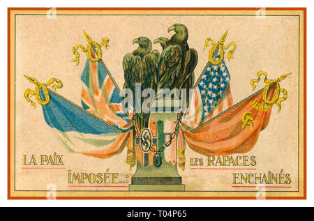 WW2 1940 vintage carte postale de propagande française sous-titrée : "La paix imposée les Raptors enchaîné' avec l'Allemagne nazie hawk comme les oiseaux de proie et croix gammée, enchaîné par les forces alliées avec les drapeaux de la France, Grande-Bretagne, États-Unis et Union Soviétique Banque D'Images
