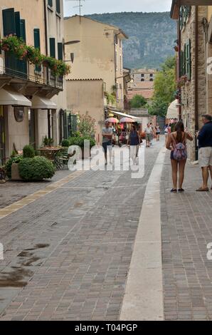 Garda, Italie - 7 août 2014 : personnes à rue centrale de Garda, un village du Lac de Garde, et appartiennent à la province de Vérone, en Vénétie, Italie. Banque D'Images