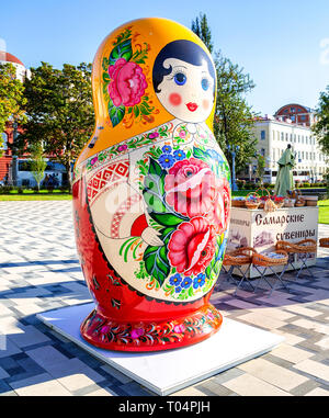 Samara, Russie - 2 juin 2018 : Vente de souvenirs traditionnels russes sur la ville. Grande poupée matrioshka. Texte en russe : souvenirs de Samara Banque D'Images