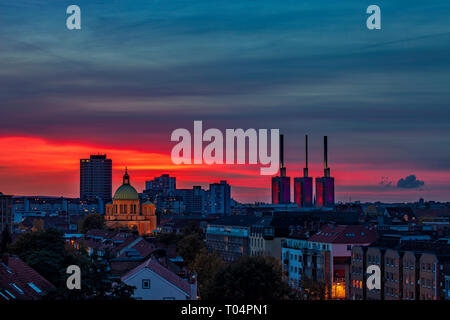 Horizon de la ville de Hanovre sur un ciel de coucher de soleil coloré Banque D'Images