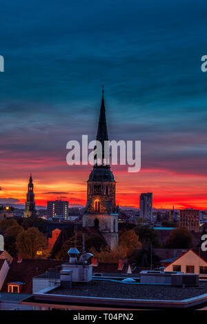 L'église Kreuzkirche de Hanovre sur un ciel coloré au coucher du soleil Banque D'Images