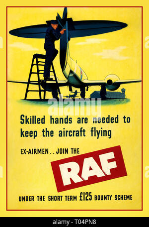 Vintage RAF WW2 Recrutement Affiche de propagande des mains habiles sont nécessaires pour garder l'avion de voler. Ex-aviateurs..rejoindre la RAF sous le court terme €125 régime de primes 1939-1946 Banque D'Images