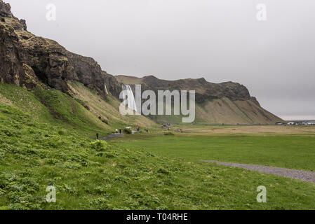 SELJALANDSFOSS, Islande - 30 mai 2018 : les touristes à pied sur un chemin près de Seljalandsfoss qui est visible dans la distance sur l'image. Editorial Banque D'Images