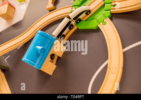 Petit Train en brique en bois en ville.Les trains de jeu intérieur ou de jeux.La maternelle ou de jeux préscolaires prix.Des jouets pour les enfants à jouer ensemble pour l'Éducation Banque D'Images