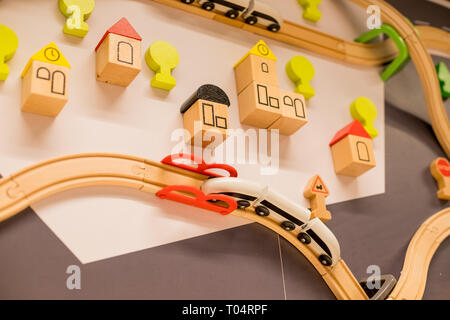 Petit Train en brique en bois en ville.Les trains de jeu intérieur ou de jeux.La maternelle ou de jeux préscolaires prix.Des jouets pour les enfants à jouer ensemble pour l'Éducation Banque D'Images