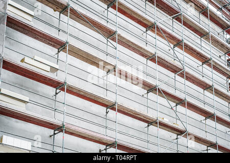 Les échafaudages sur façade de maison, un immeuble en construction Banque D'Images