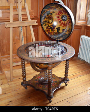 Un globe de verre à l'intérieur du cabinet, Hylands House Writtle, Chelmsford, Essex, UK Banque D'Images