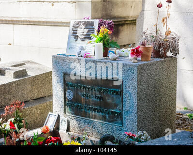 Tombe de Jim Morrison au Pere-Lachaise cemetery, Paris. Chaque année, des milliers de fans et de curieux visiteurs viennent pour rendre hommage à la tombe de Jim Morrison Banque D'Images