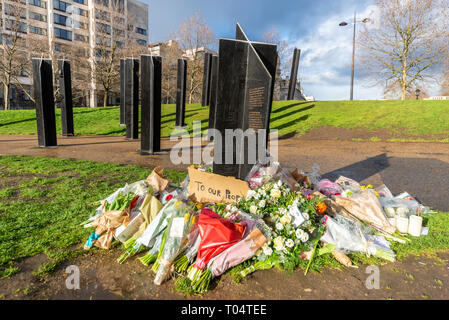 Après la mosquée de Nouvelle-Zélande à Christchurch par Brenton terroristes Tarrant personnes au Royaume-Uni ont été portant des fleurs au Hyde Park Corner Banque D'Images