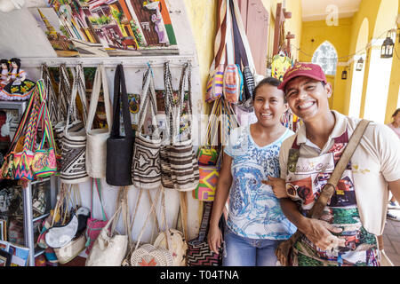 Cartagena Colombie,arcade commerciale,vente,Hispanic Playa de las Bovedas,souvenirs,artisanat local,Waguu mochila sacs,femme femme femme,femme, Banque D'Images