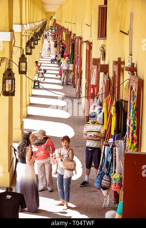 Cartagena Colombie,Playa de las Bovedas,shopping plaza,couloir,vue sur le dessus,lanternes,vendeurs vendeurs vendeurs,stalles stand marchands marke Banque D'Images