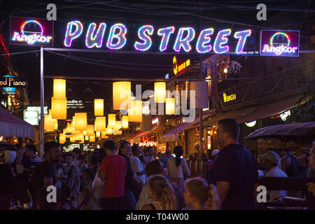 Nuit occupée sur la célèbre Pub Street, Siem Reap, Cambodge. Banque D'Images