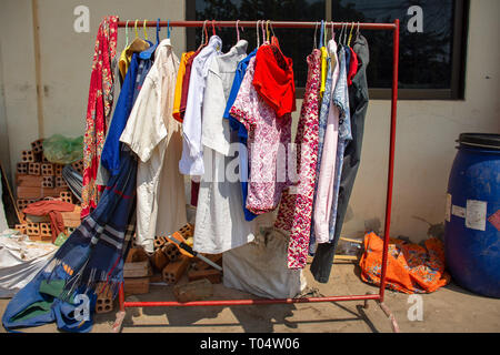 Lavage des vêtements en train de sécher dehors dans une rue de la ville. Banque D'Images