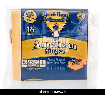Winneconne, WI - 14 mars 2019 : un paquet de fermes néerlandaises des célibataires américains du Wisconsin de fromage sur un fond isolé Banque D'Images