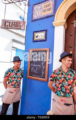 Cartagena Colombie, résidents hispaniques, homme hommes homme, uniforme, Cuba 1940, restaurant restaurants repas café cafés, bar salon pub, pub, employe Banque D'Images