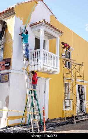 Cartagena Colombie,Centre,centre,San Diego,résidents hispaniques,Afro Caraïbes,homme hommes,ouvriers peintres peinture bâtiment,extérieur,échelle, Banque D'Images