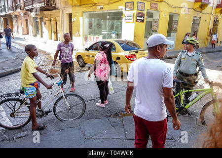 Cartagena Colombie,Centre,Centre,la Matuna,hispanique latin Latino immigrants ethniques minorités,résidents,adultes homme hommes,Pol Banque D'Images