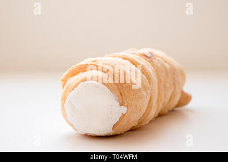 Un kremrole crème ou rouleau. Une pâtisserie traditionnelle dessert tube rempli de crème ou de la meringue et servi dans l'Europe centrale, la République tchèque, la Slovaquie et l'Autriche Banque D'Images