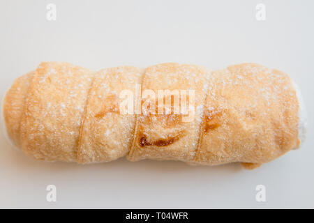 Un kremrole crème ou rouleau. Une pâtisserie traditionnelle dessert tube rempli de crème ou de la meringue et servi dans l'Europe centrale, la République tchèque, la Slovaquie et l'Autriche Banque D'Images