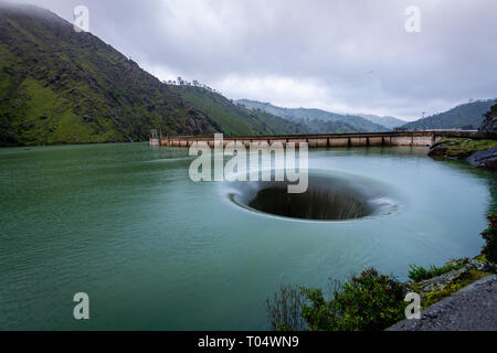 Le lac in Berryessa glory hole Banque D'Images