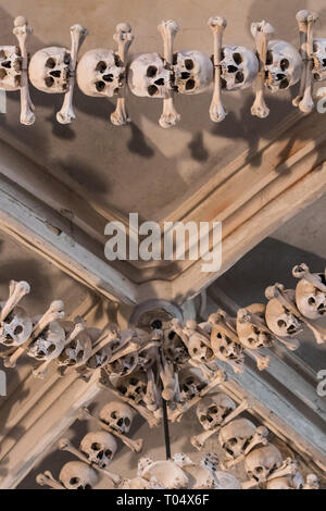 Église d'os (Kostnice, ossuaire), beaucoup de crânes humains et des os humains disposés en compositions. Sedlec un faubourg de Kutna Hora, République tchèque. Banque D'Images