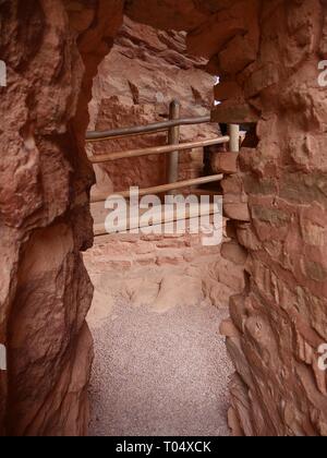 Gros plan d'une ouverture étroite à l'intérieur d'un des le Manitou Cliff dwellings de l'Anasazi qui ont été relocalisés à Manitou Springs. Banque D'Images