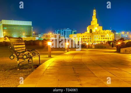 Allée en banc et Souq Waqif Doha Corniche avec jardin près de la mosquée de Doha sur l'arrière-plan. Centre de Doha au Qatar, au Moyen-Orient, dans la péninsule arabique Banque D'Images