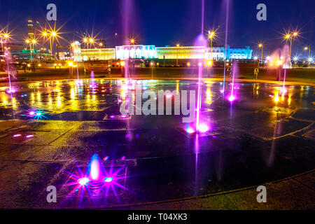 Fontaine d'eau colorée à Souq Waqif Park à Doha Corniche éclairée la nuit. Célèbre attraction touristique à Doha. Le Qatar, au Moyen-Orient, l'Arabian Banque D'Images