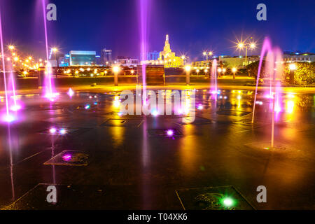 Fontaine d'eau colorée à Souq Waqif Park à Doha Corniche avec Fanar Centre culturel islamique et Minaret de nuit sur l'arrière-plan. Au centre de Doha Banque D'Images