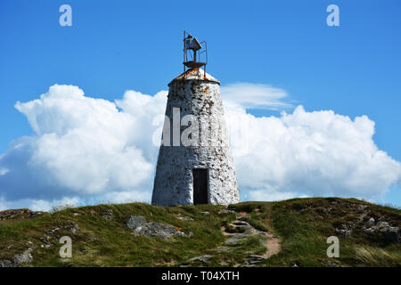 Bach Twr / phare phare sur l'île Llanddwyn qui est situé sur la côte d'Anglesey en Galles du Nord Banque D'Images