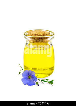 L'huile de lin dans un bocal de verre avec fleur de lin bleu isolé sur fond blanc Banque D'Images