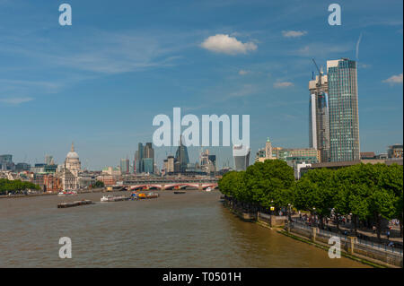 La Tamise de Hungerford bridge à la direction St Pauls Banque D'Images