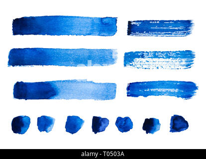 Ensemble de traits bleu aquarelle abstraite et les taches isolées sur fond blanc Banque D'Images