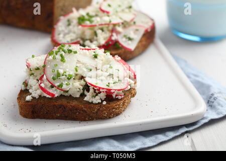 Kanapki, Polonais sandwiches avec radis, fromage cottage, et la ciboulette Banque D'Images