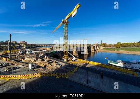 Dresde, Allemagne - 31 octobre 2018 : Réparation des plus vieux pont sur l'Elbe - Augustus Pont. Banque D'Images