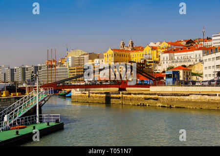D'Alfama. Vue de la ville de Lisbonne depuis le port, le Portugal. L'Europe Banque D'Images