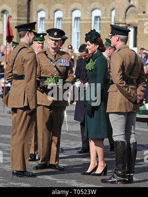 La duchesse de Cambridge assiste à la parade de la St Patrick au quartier de cavalerie à Hounslow, à présenter shamrock aux officiers et gardes du 1er Bataillon les Gardes irlandais. Banque D'Images