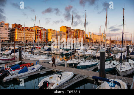 Marina Puerto Chico au coucher du soleil, Santander côte et Mer Cantabrique. Cantabria, Espagne. L'Europe Banque D'Images