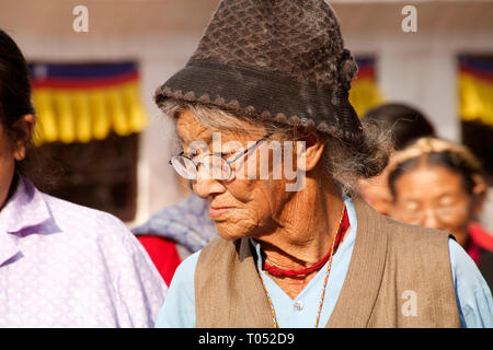 Vieille Femme faisant Kora, balade autour de Bouddhanath Stupa à Katmandou, l'un des plus célèbres monuments bouddhique. Le Népal. Banque D'Images