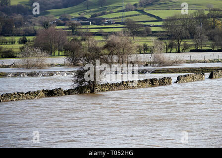 Inondations en Silsdend, Yorkshire, comme des avertissements d'inondation restent en place à travers le Royaume-Uni. Banque D'Images