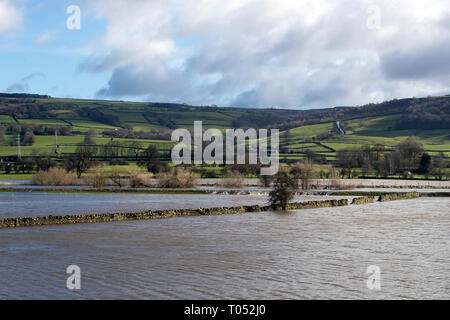 Inondations en Silsdend, Yorkshire, comme des avertissements d'inondation restent en place à travers le Royaume-Uni. Banque D'Images