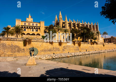 Cathédrale La Seu, Parc del Mar et Royal Palais de la Almudaina, Palma de Majorque. Majorque, Baléares, Espagne Europe Banque D'Images