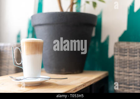 De délicieux café latte dans grand verre sur une table dans la cafétéria ou bistro. Arrière-plan de vie café Lait avec copie espace. Pause café concept. Banque D'Images