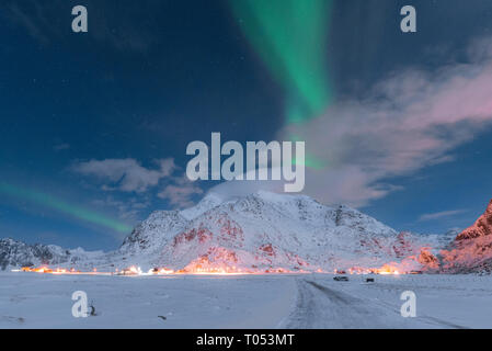 Maisons près de Utakleiv beach, îles Lofoten, Norvège Banque D'Images