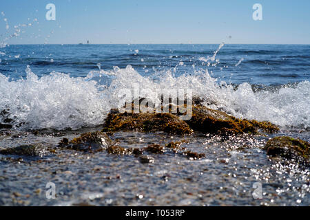 Baignée par des pierres de l'eau. Mer Méditerranée, plage de la côte de Mijas. La province de Malaga Costa del Sol. Andalousie, Espagne du sud Europe Banque D'Images