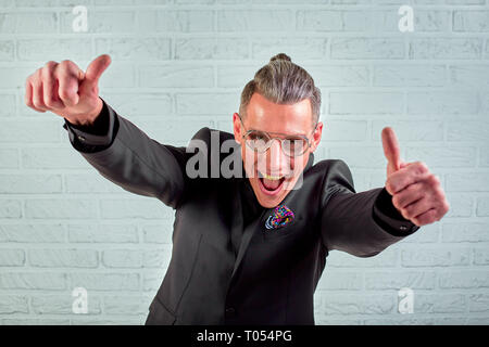 Businessman smiling positive à la caméra au geste de la main montrant le symbole Thumbs up Banque D'Images