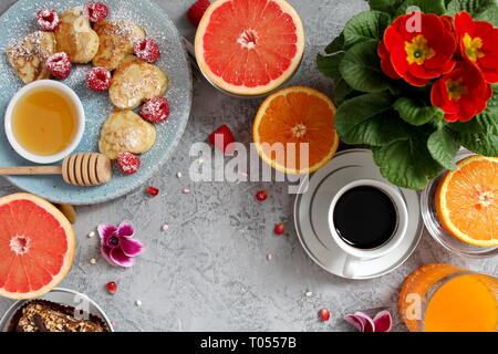 Petit déjeuner d'un tableau. Brunch de fête, ensemble avec divers repas crêpes, croissants, jus de fruits, céréales, fruits frais et fruits. Vue de dessus avec l'exemplaire de l'espace. Banque D'Images