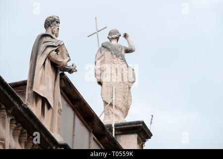 Deux anciennes statues de saints hommes au-dessus de l'un des bâtiments de la vieille ville de Dubrovnik, Croatie Banque D'Images