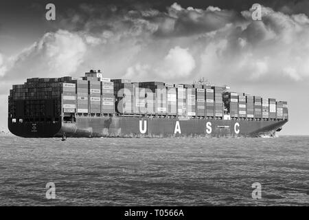 Image en noir et blanc de la photographie Ultra-grand entièrement chargé, l'UASC Container Ship SAJIR, au départ du Port de Southampton, Hampshire, Royaume-Uni. Banque D'Images